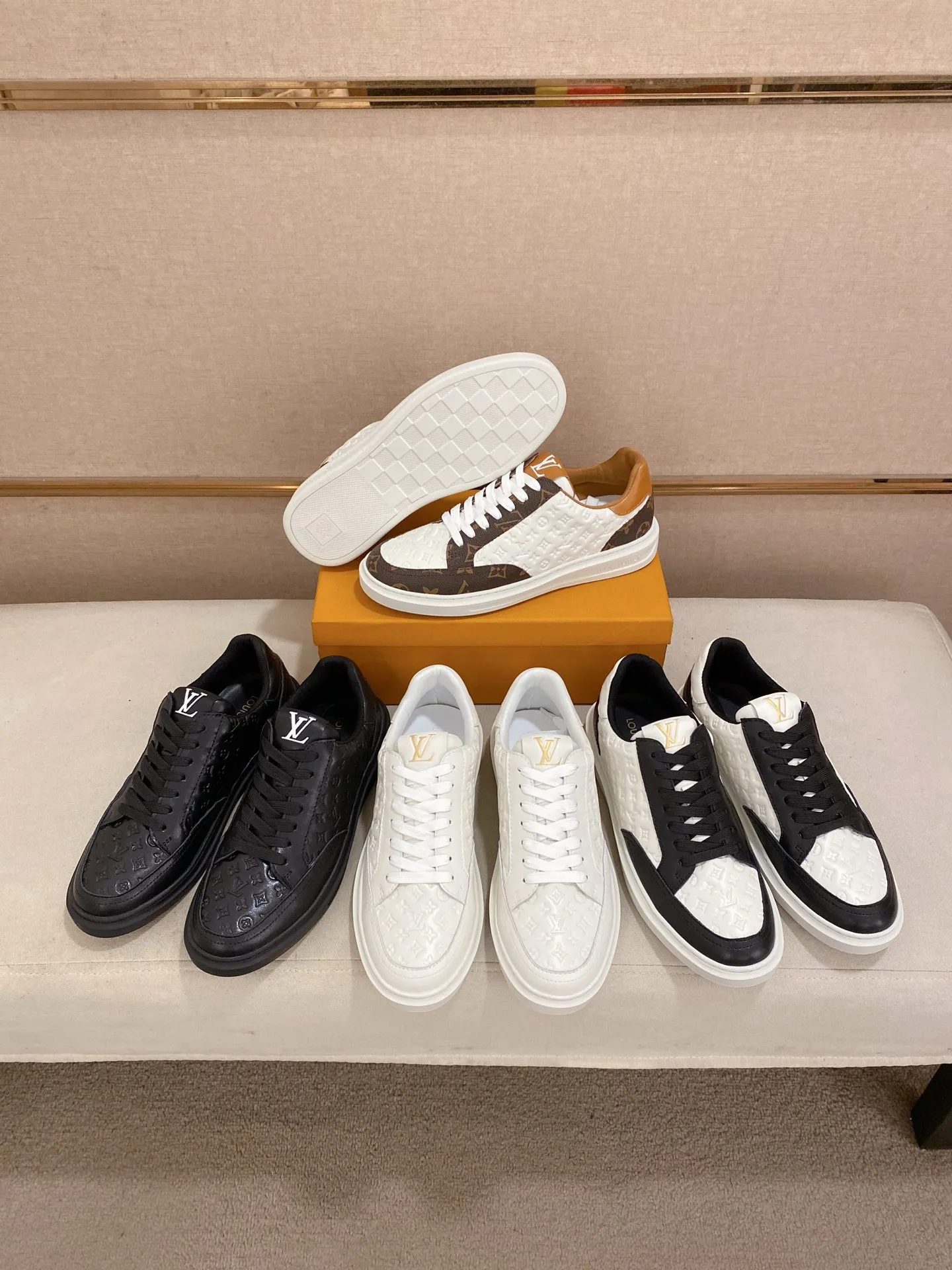 Men's shoes💰:420💰🇮🇹🇮🇹LV Louis Vuitton. The latest trendy casual shoes are popular in physical stores in sizes 38-44. New spring and summer comfortable imported custom original cowhide, unique jacquard fabric element design. Paired with sheepskin lining, Lv original bottom, [taiyang][taiyang] high-end packaging and high quality💪Details determine the quality, you can enter and leave the counter at will, welcome to compare🇮🇹